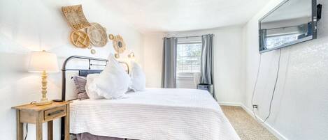 1 bedroom, desk, free WiFi, bed sheets