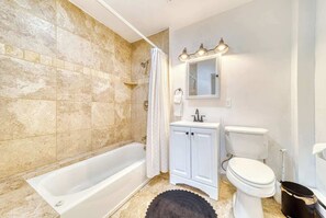 Shower, hair dryer, towels - CDA Loft With Private Rooftop Patio And Free Parking (Coeur d'Alene)