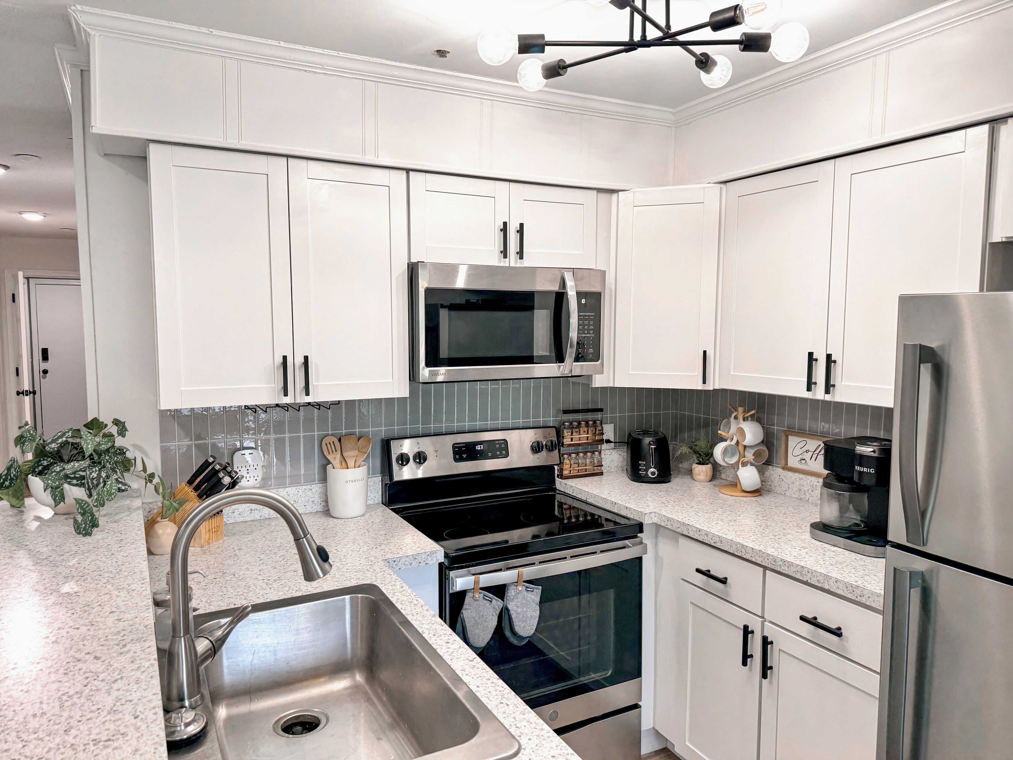 Refrigerador, microondas, horno y parrilla de estufa 