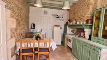 Een koelkast, een microgolfoven, een oven, een kookplaat