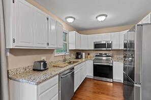 Kjøleskap, mikrobølgeovn, ovn og kokeplater