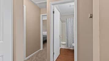 3 Schlafzimmer, Schreibtisch, Bügeleisen/Bügelbrett, Reisekinderbett