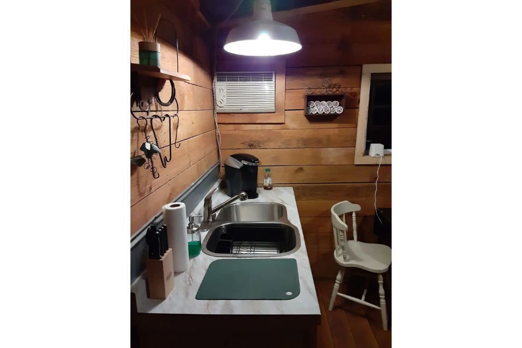 Kühlschrank, Mikrowelle, Ofen, Wasserkocher mit Kaffee-/Teezubehör