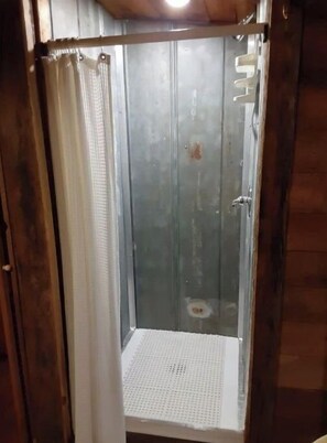 Douche, sĂšche-cheveux, serviettes fournies, savon
