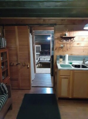 Una cocina acogedora con armarios de madera y una encimera.