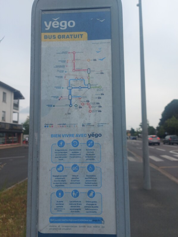 Ein Linienbusnetzplan mit Betriebszeiten und Informationen zur Barrierefreiheit.