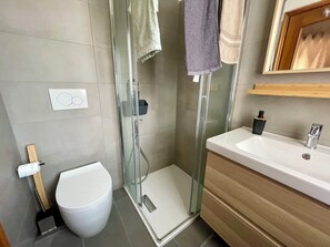 Douche, sèche-cheveux, bidet, serviettes fournies
