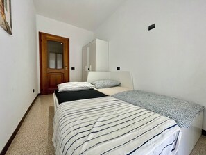 3 bedrooms, desk, travel crib, free WiFi - Apartment two steps away from the city center and lake maggiore (Arona)