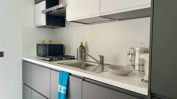 Réfrigérateur, micro-ondes, plaque de cuisson, lave-vaisselle