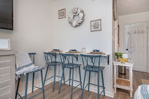 Dining - Cozy 1 Bedroom Updated Condo with Pool - 5 Minute Walk to Beach & Boardwalk (Ocean City)