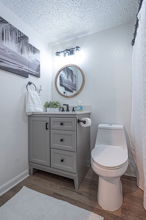 Combined shower/bathtub, hair dryer, towels, soap - Cozy 1 Bedroom Updated Condo with Pool - 5 Minute Walk to Beach & Boardwalk (Ocean City)