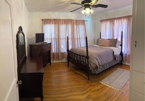 2 dormitorios, tabla de planchar con plancha, cuna de viaje