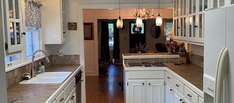 Zylee’s House on Choctaw is just a short walk to downtown Tahlequah. 