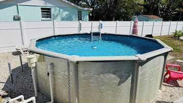 Utomhuspool och uppvärmd pool