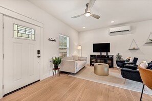 TV - The Little Sugar Oasis! (Bella Vista)