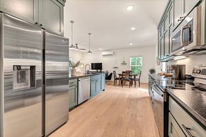 Fridge, microwave, oven, stovetop - The Little Sugar Oasis! (Bella Vista)