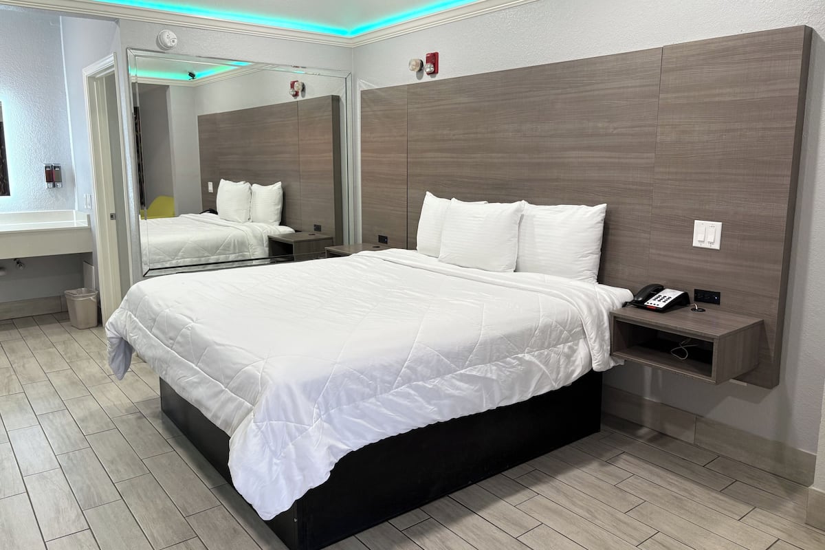 Tabla de planchar con plancha, wifi gratis y ropa de cama