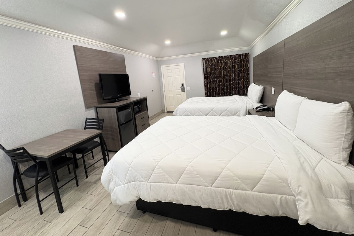 Tabla de planchar con plancha, wifi gratis y ropa de cama