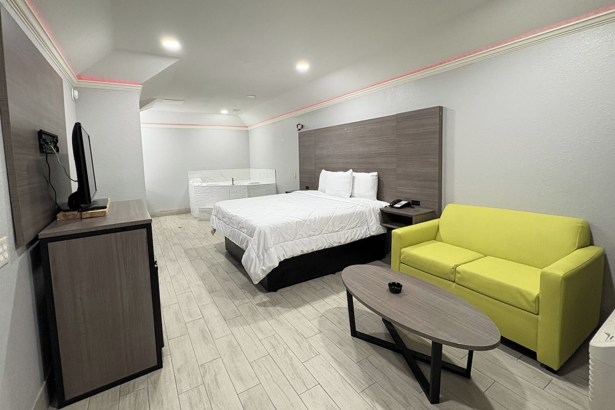 Room, 1 King Bed, Non Smoking, Jetted Tub | Iron/ironing board (on request), WiFi (free), bed sheets