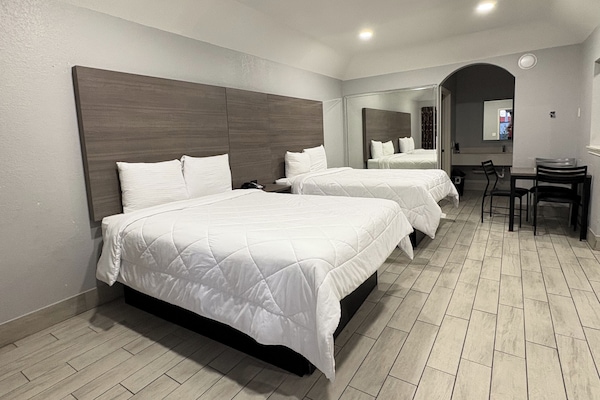 Appartement, niet-roken (Double Queen Bed) | Een strijkplank/strijkijzer, gratis wifi, beddengoed