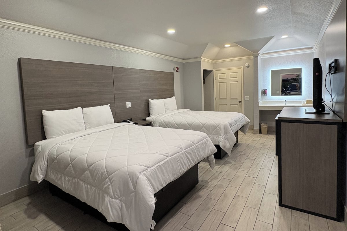 Tabla de planchar con plancha, wifi gratis y ropa de cama