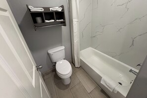 Articles de toilette (gratuits), séchoir à cheveux, serviettes fournies