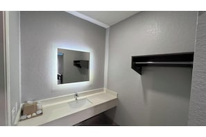 Kamar, 1 Tempat Tidur King, Bebas Asap Rokok, jet tub | Kamar mandi | Perlengkapan mandi gratis, pengering rambut, dan handuk