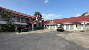 مواقف سيارات مجانية