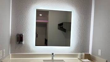 Amenidades de baño gratuitas, secadora de cabello, toallas