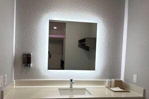 Free toiletries, hair dryer, towels - Kiwi Inn Capital O Houston - Hwy 249 (Houston)