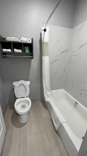 Room, 1 King Bed, Non Smoking, Jetted Tub | Bathroom | Free toiletries, hair dryer, towels - Kiwi Inn Capital O Houston - Hwy 249 (Houston)