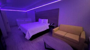 Room, 1 King Bed, Non Smoking, Jetted Tub | Iron/ironing board, free WiFi, bed sheets - Kiwi Inn Capital O Houston - Hwy 249 (Houston)