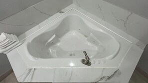 Room, 1 King Bed, Non Smoking, Jetted Tub | Jetted tub - Kiwi Inn Capital O Houston - Hwy 249 (Houston)