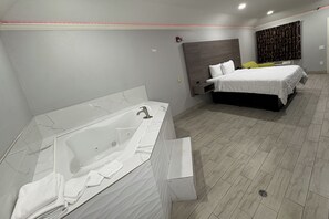 Chambre, 1 très grand lit, non-fumeurs, baignoire à jets | Baignoire à jets