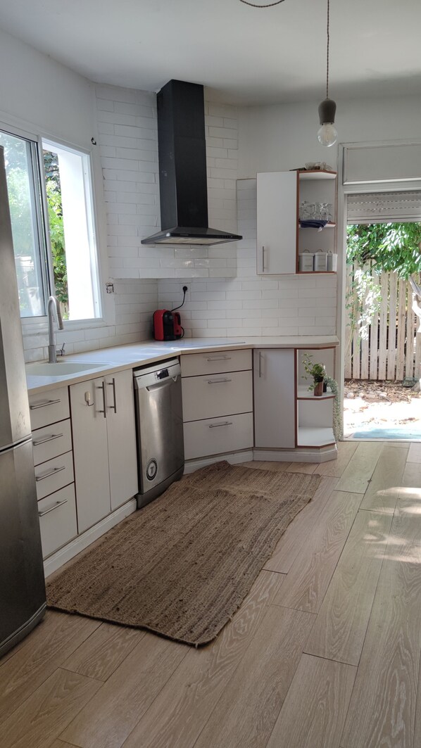 Kylskåp, mikrovågsugn, ugn och diskmaskin