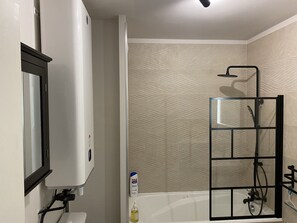 Ensemble douche/baignoire, sèche-cheveux, bidet, serviettes fournies
