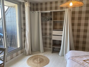3 chambres, bureau, fer et planche à repasser, lit parapluie