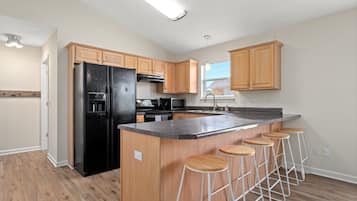 Refrigerador, microondas, horno y parrilla de estufa