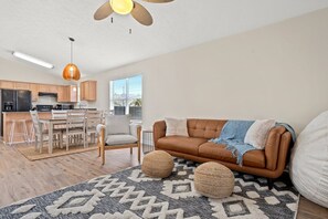 Smart TV, tavolo da ping pong, studio