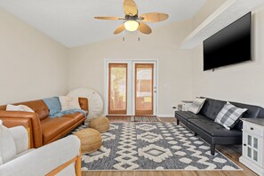 Smart TV, tavolo da ping pong, studio