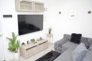 Smart TV - OC Shack- 8 mins from Disneyland★Beach!Restaurants (Anaheim)