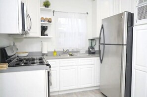 Fridge, microwave, oven, stovetop - OC Shack- 8 mins from Disneyland★Beach!Restaurants (Anaheim)