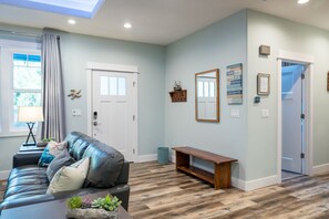 Smart TV, chimenea y libros 