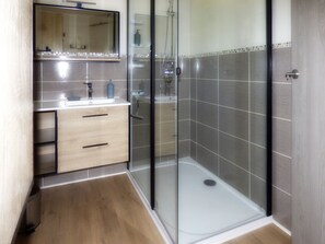 Dusche, Haartrockner, Handtücher, Seife