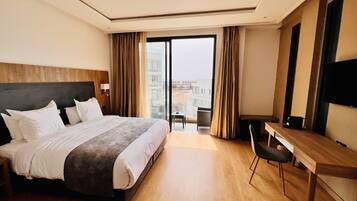 Chambre Double Supérieure | Literie de qualité supérieure, coffres-forts dans les chambres, bureau