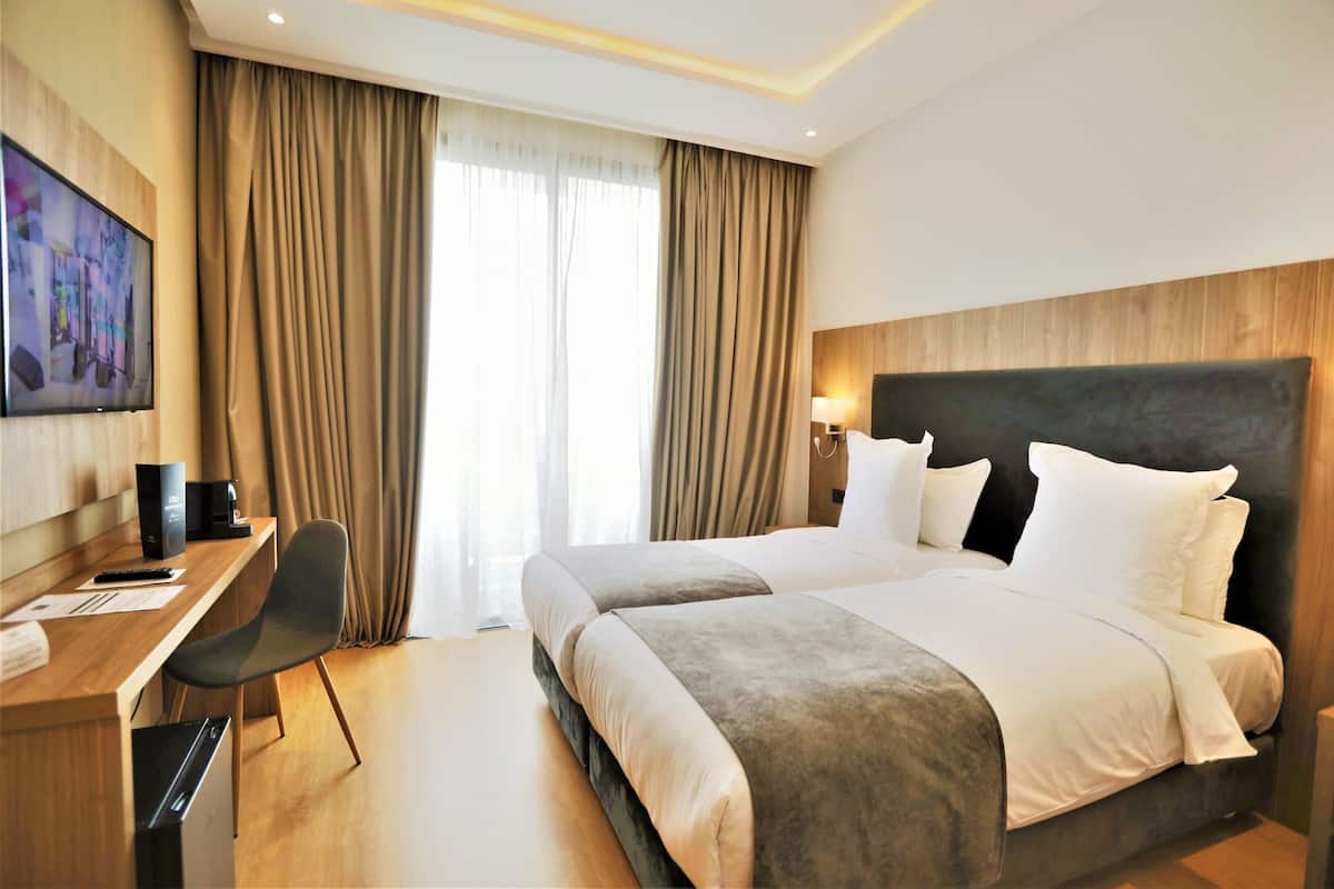 Ropa de cama de alta calidad y caja de seguridad en la habitación