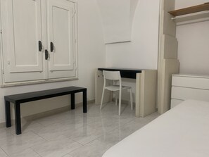 4 chambres, bureau, fer et planche à repasser, draps fournis