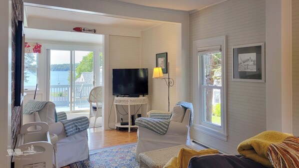 Flachbildfernseher, DVD-Player