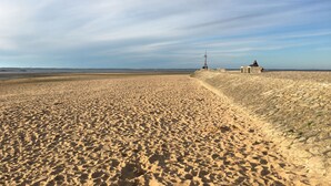 A wide sandy beach with a small structure on the right. - New house a stone's throw from the coastal path and harbours (Gujan-Mestras)