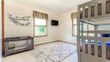 3 bedrooms, iron/ironing board, free WiFi, bed sheets